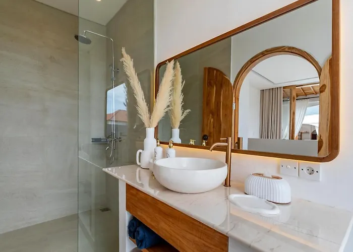 Codyard Luxury Suites, Close To Seseh