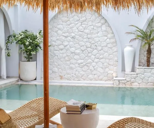 Codyard Luxury Suites, Close To Seseh