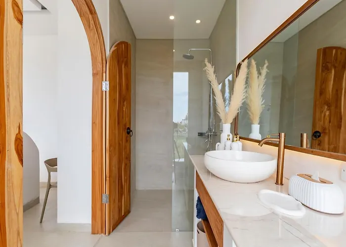 Codyard Luxury Suites, Close To Seseh Alloggio in famiglia