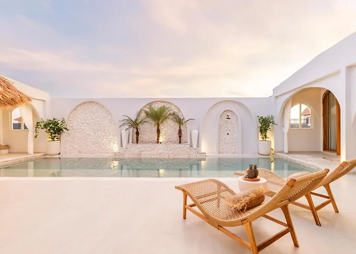 Codyard Luxury Suites, Close To Seseh *