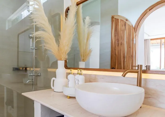 Codyard Luxury Suites, Close To Seseh